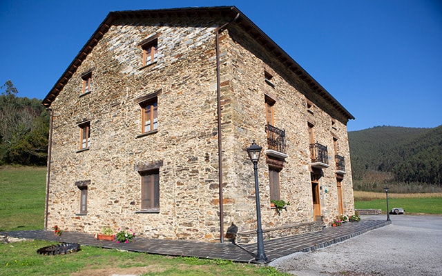 //turismo.trabada.gal/wp-content/uploads/2018/11/Finca-OBizarro-turismo_Trabada.jpg